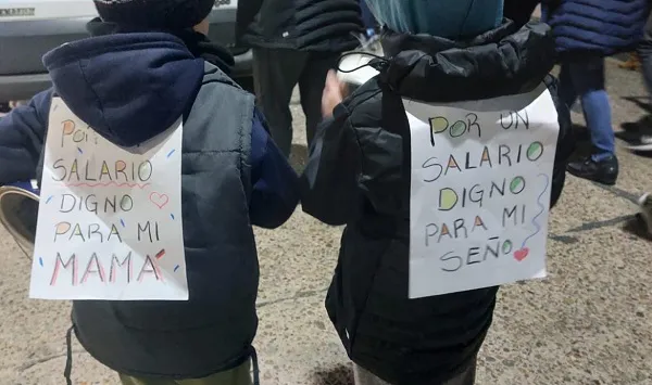 niños con cacerolas