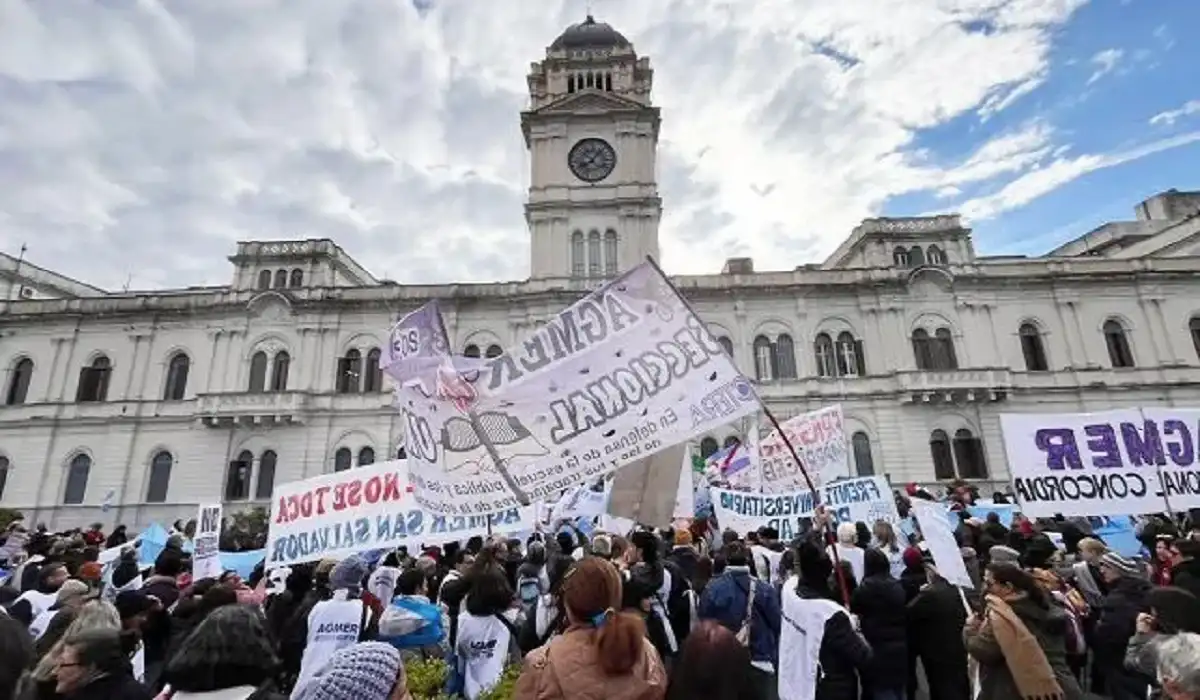 Marcha multisectorial -Caja de Jubilaciones - Casa de Gobierno Diario El Enfoque Concordia