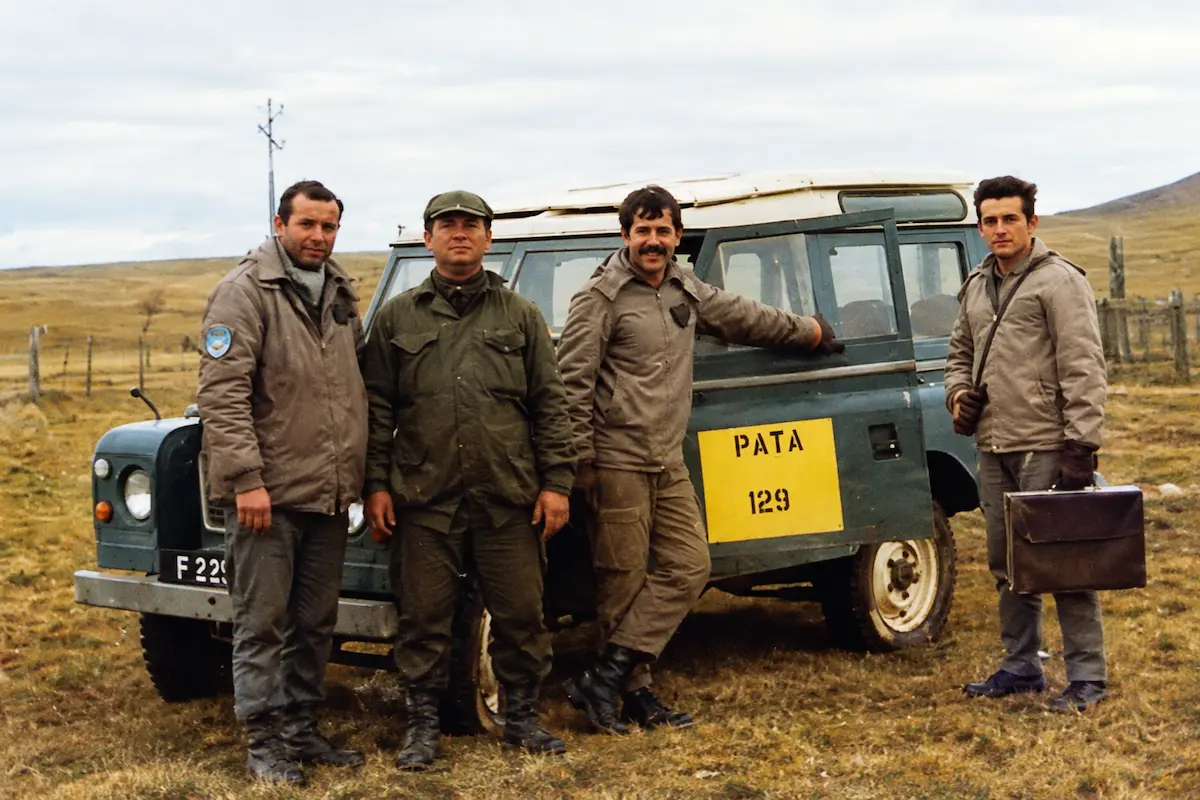 Roberto Alejo Baiz junto a otros integrantes del Escuadrón de Vigilancia y Control Aéreo durante la Guerra de Malvinas - diario el enfoque concordia