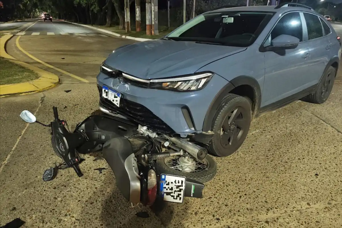 Choque entre auto y moto en la rotonda del Monumento a la Mujer - Diario El Enfoque Conordia