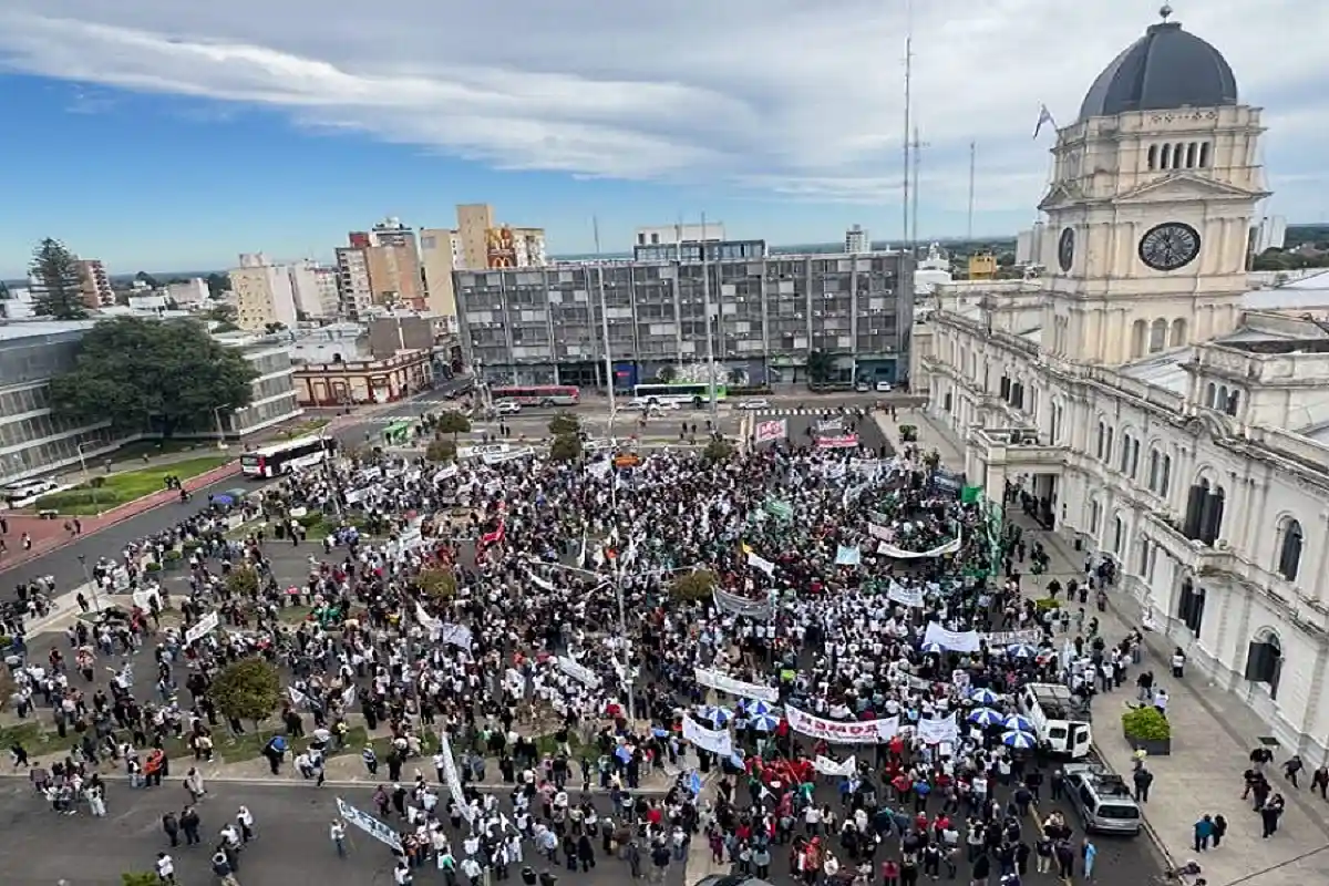 multitudinaria marcha casa de gobierno entre rios - diario el enfoque concordia