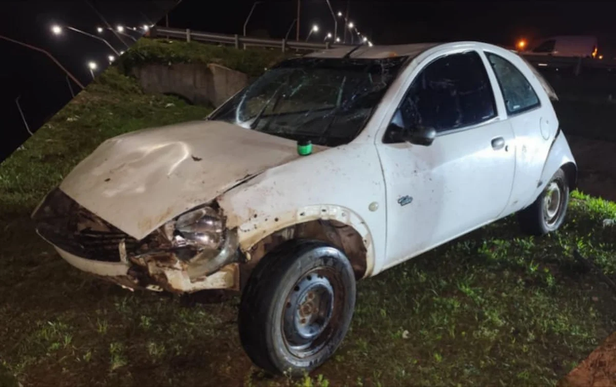 Volcó con su auto en Presidente Illia tras perder el control dijo que un camión le cerró el paso - Diario El Enfoque Concordia