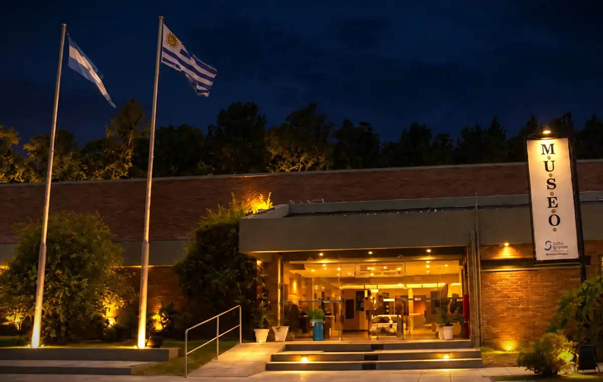 Museo de Salto Grande de noche - diario el enfoque concordia