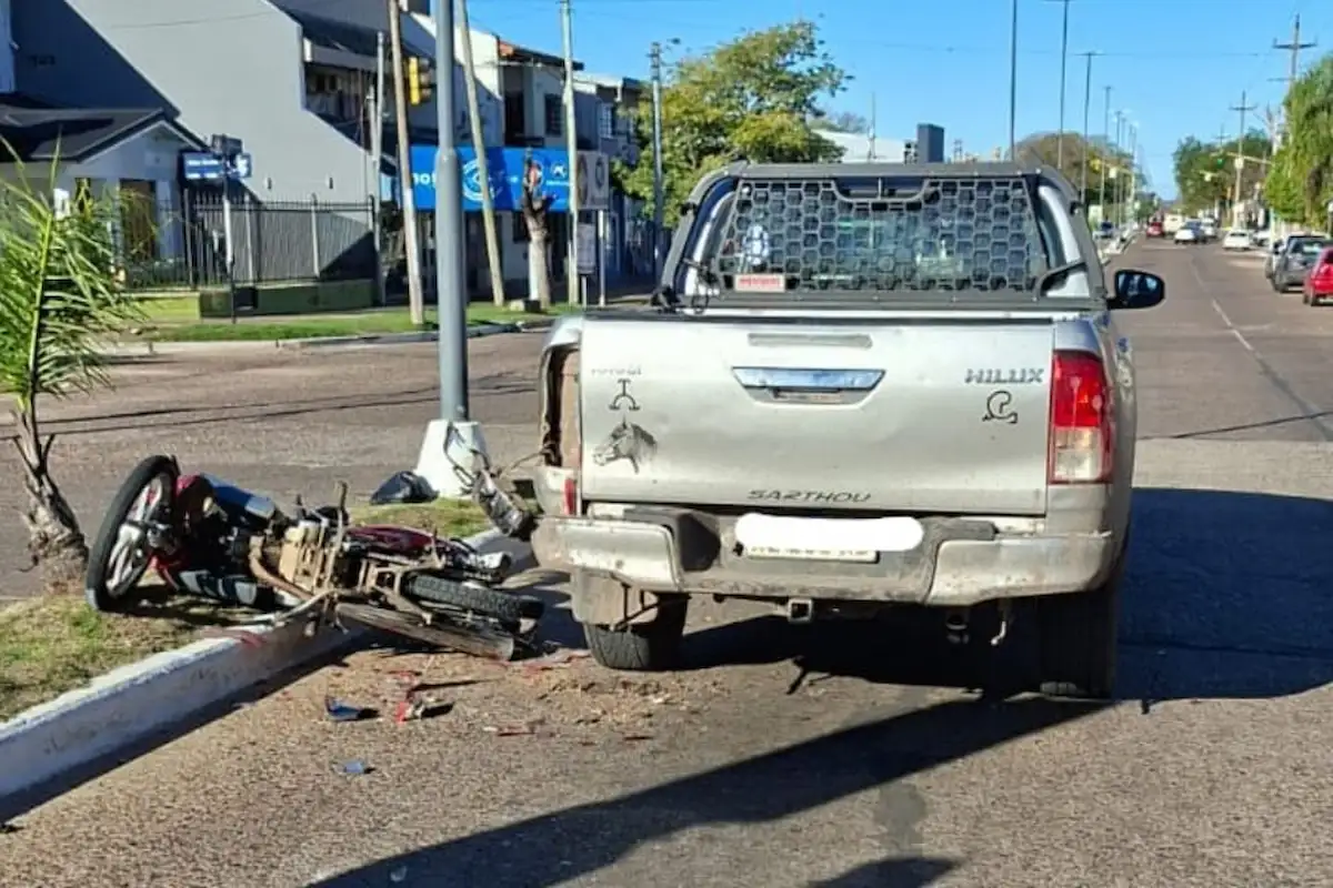 Motociclista chocó contra una Hilux y sufrió fracturas - Concordia - Diario El Enfoque