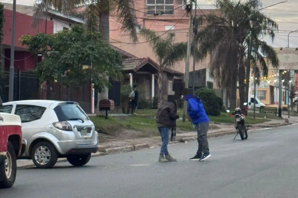 Una mujer está grave tras un choque entre un auto y una moto en avenida Tavella - Diario El Enfoque Concordia