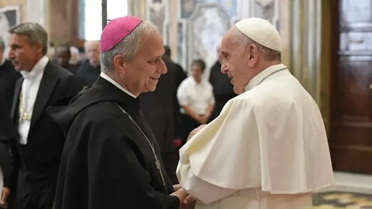 El Papa Robert Prevost y el Papa Fransisco