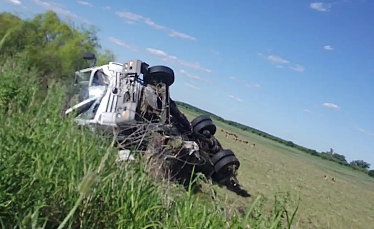 Vuelco Autovía Artigas un camionero fue hospitalizado tras salirse de la cinta asfáltica - Concordia - Diario El Enfoque