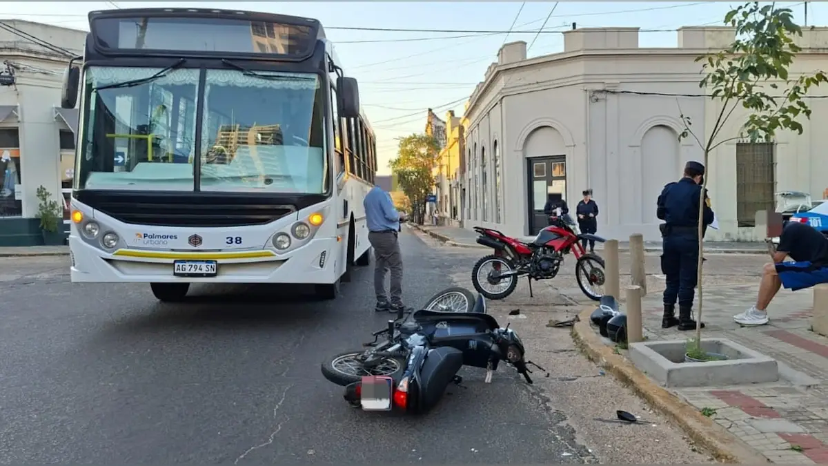 Choque entre un colectivo y dos motos dejó dos heridos en Concordia - Diario El Enfoque