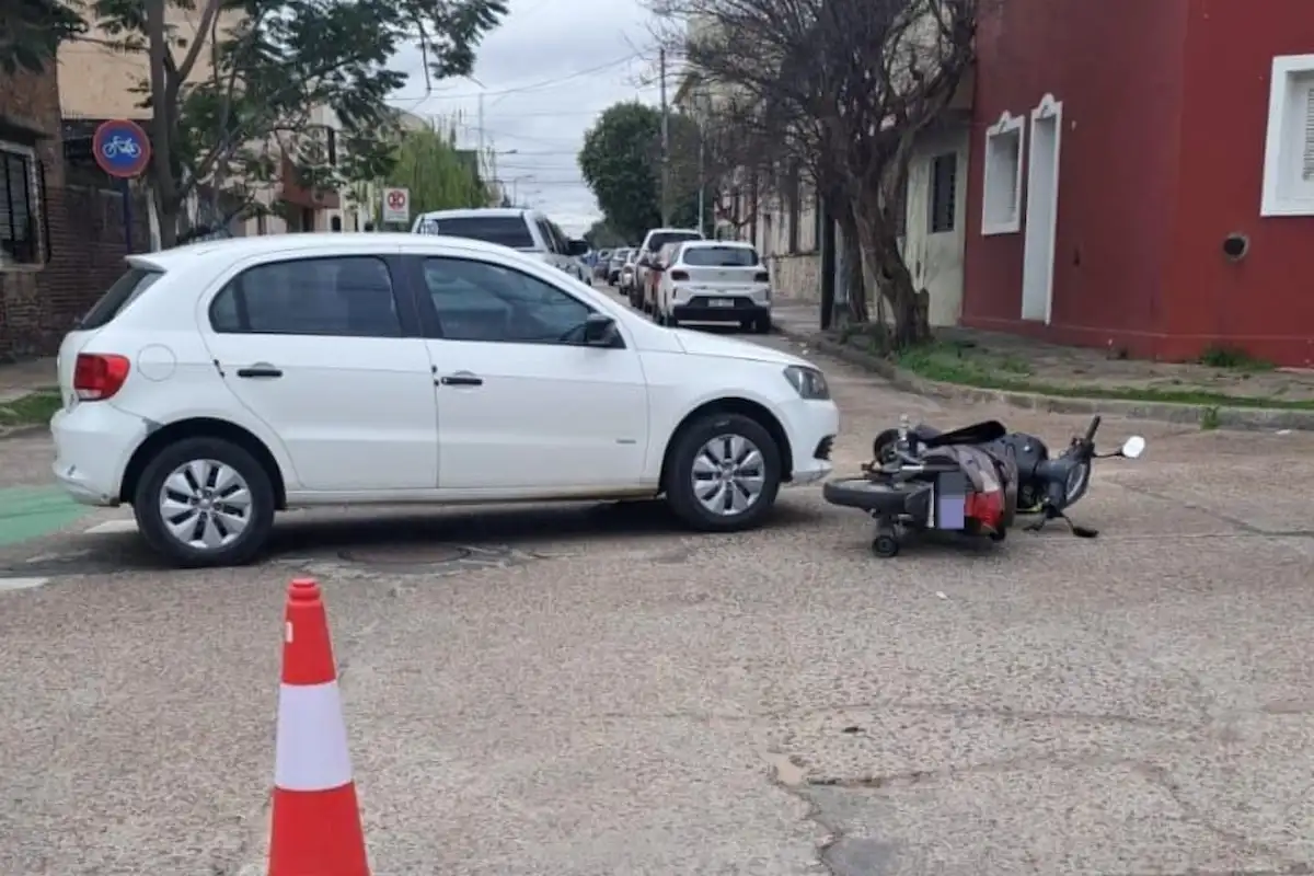 Choque entre una moto y un Volkswagen Gol dejó una mujer hospitalizada - Diario El Enfoque