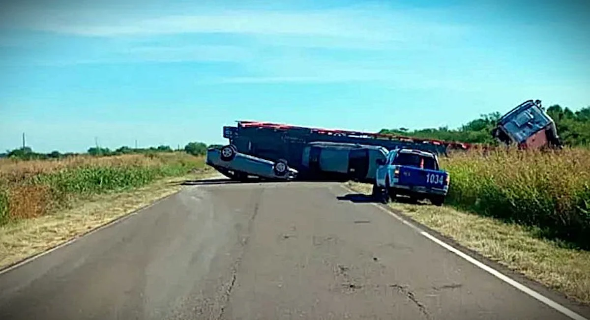 Volcó un camión que transportaba diez autos 0 km en la ruta provincial 6 - ENTRE RIOS -DIARIO EL ENFOQUE