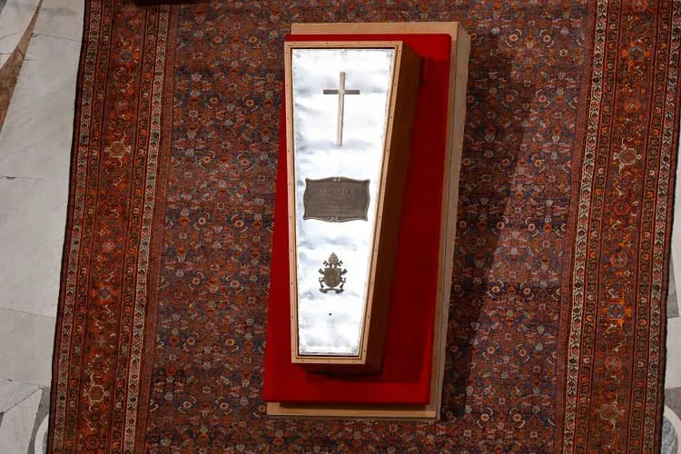 sellado feretro papa 4 (1)