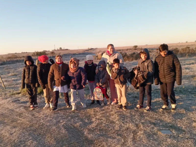 niños asisten a clase con -4 grados