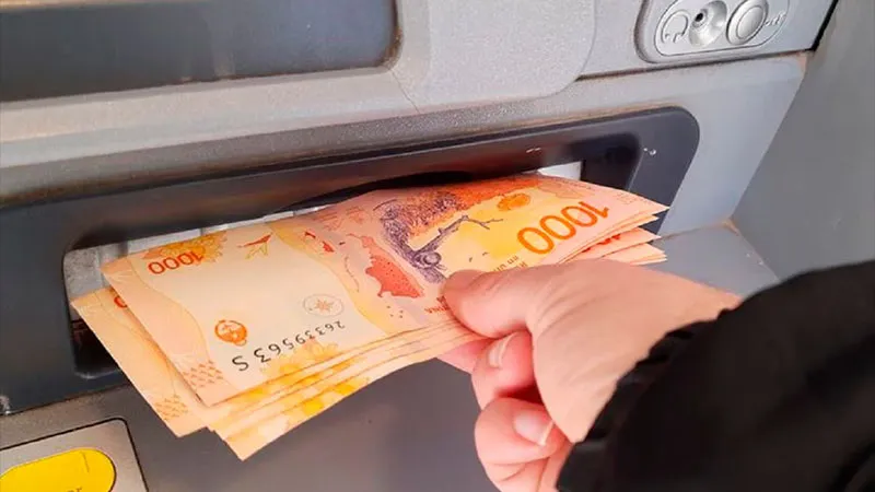 dinero salario cajero