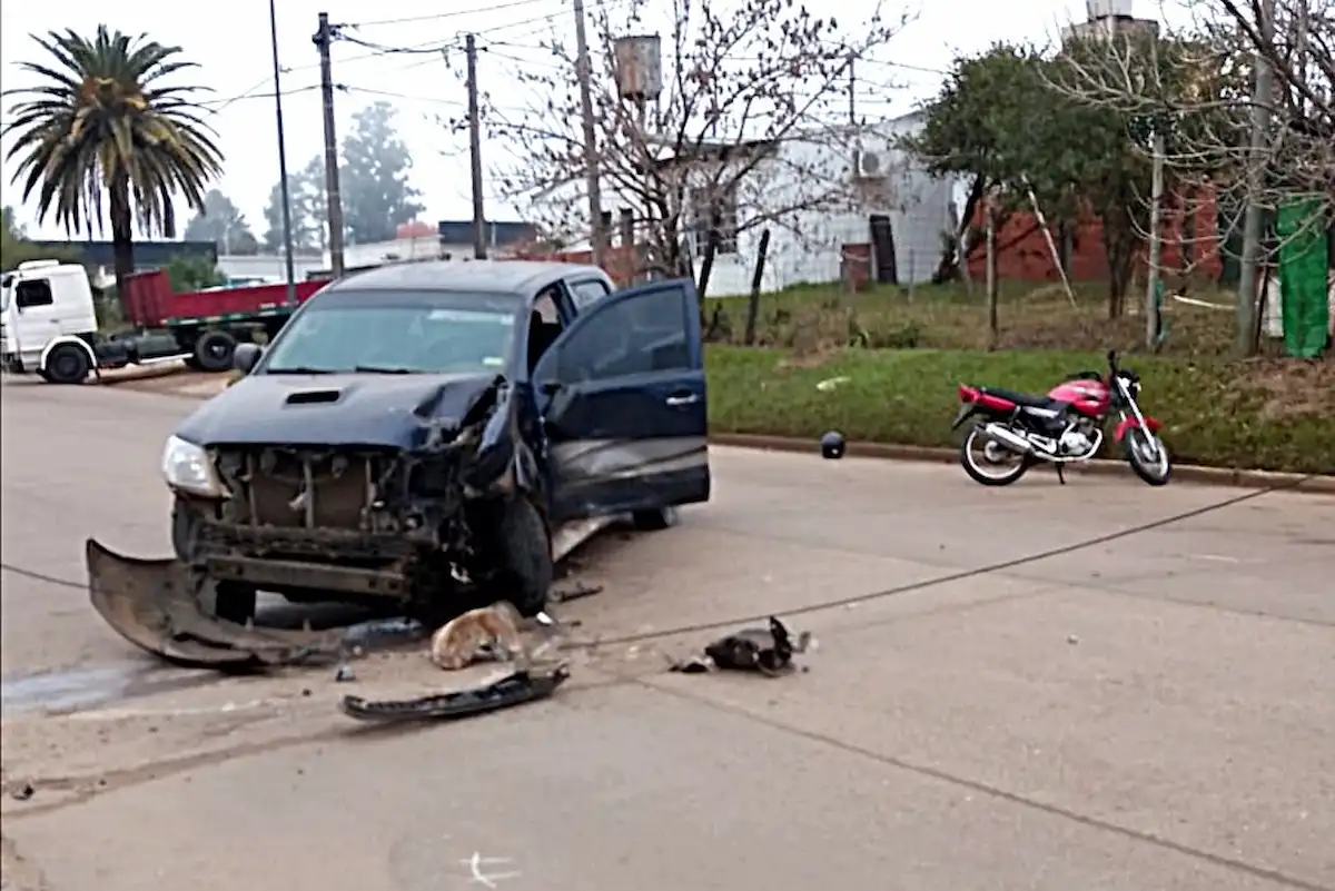 Choque entre moto y camioneta dejó dos hospitalizados en Concordia - Diario El Enfoque
