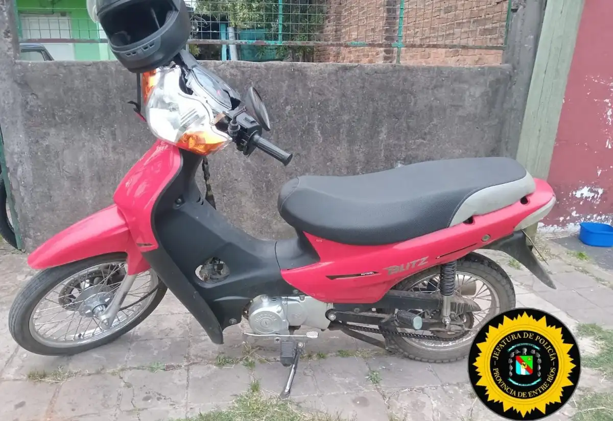 Motocicleta Motomel roja recuperada por la policía tras un operativo en Concordia.