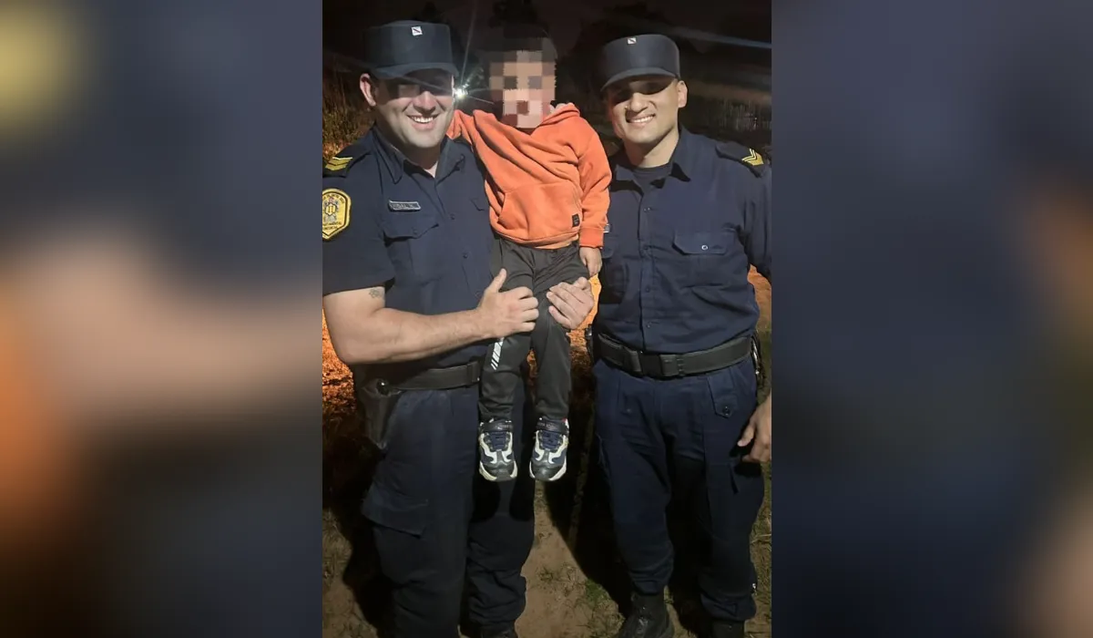policias salvan niño