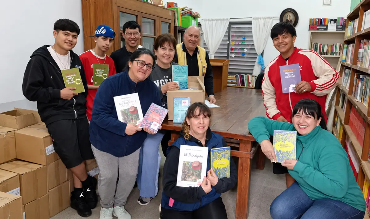 escuela y donación de libros- diario el enfoque concordia