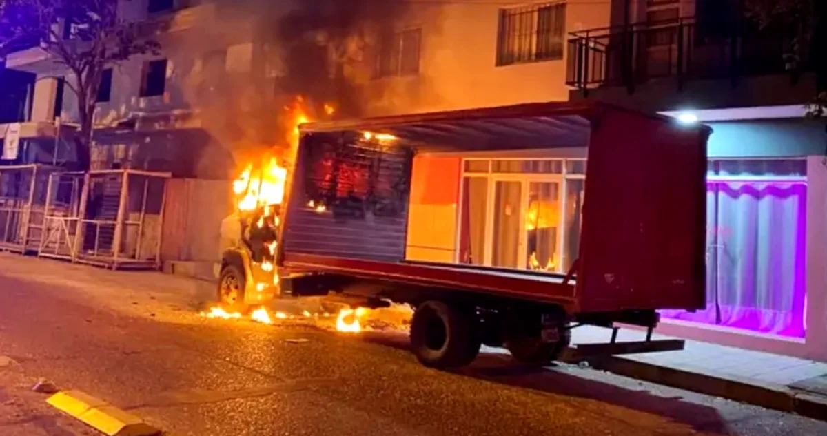 Investigan si fue intencional el incendio de un camión en Concordia - Diario El Enfoque (2)