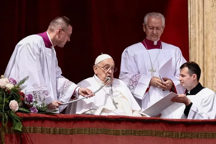 El papa Francisco se presentó este domingo en el balcón de la basílica de San Pedro (1)