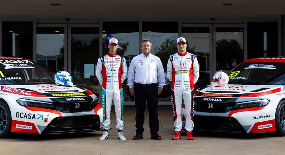 Leonel Pernía y Nelson Piquet Jr. junto a los Honda Civic TCR - diario el enfoque concordia
