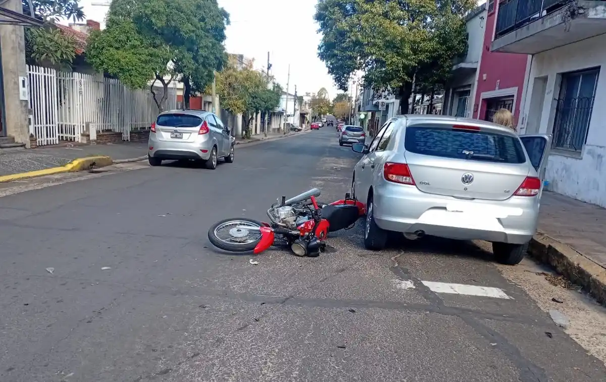 Triple choque entre moto y auto en el centro de Concordia - Diario El Enfoque