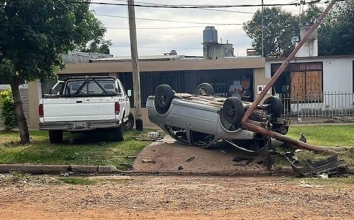 Impactante accidente en zona noroeste de Concordia un auto volcó tras chocar un poste - Diario El Enfoque
